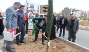 لبیک مسئولین برخوار به توصیه رهبر معظم انقلاب؛ غرس نهال امید در خورزوق به نیابت از شهدا