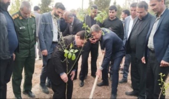 نهال‌ امید به یاد شهدا در هرند توسط استاندار کاشته شد