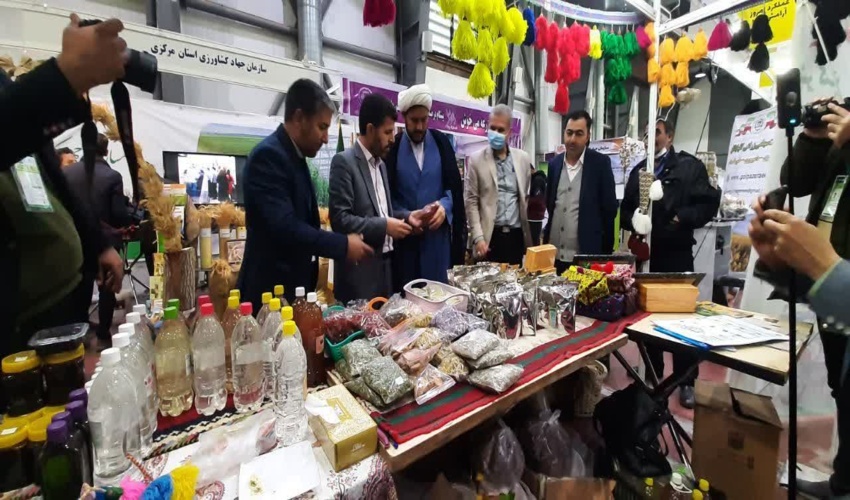 بازدید دکتر  پاپی زاده رئیس سازمان امور عشایری کشور از غرفه اتحادیه مرتعداران استان اصفهان. 