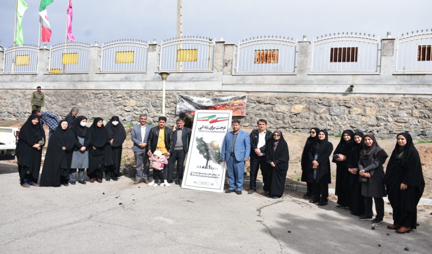 کاشت نهال به نام شهید مدافع امنیت احسان نصیری در فرمانداری لنجان