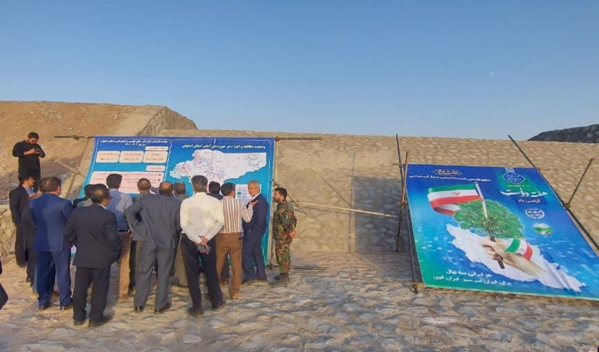 افتتاح بندهای خاکی تودشک با حضور معاون استاندار اصفهان