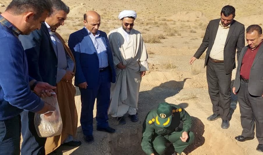همکاری فرماندهی آمادگاه شهید منتظری سپاه شهرضا در اجرای طرح مردمی کاشت یک میلیارد درخت