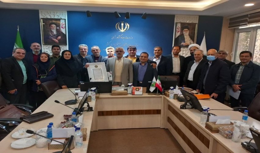 اهدای "نشان مدیر ارشد ارتباط گستر" به رئیس سازمان منابع طبیعی و آبخیزداری کشور