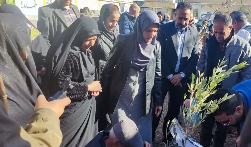 کاشت نهال به یاد شهدای ارامنه شهرستان شاهین شهر