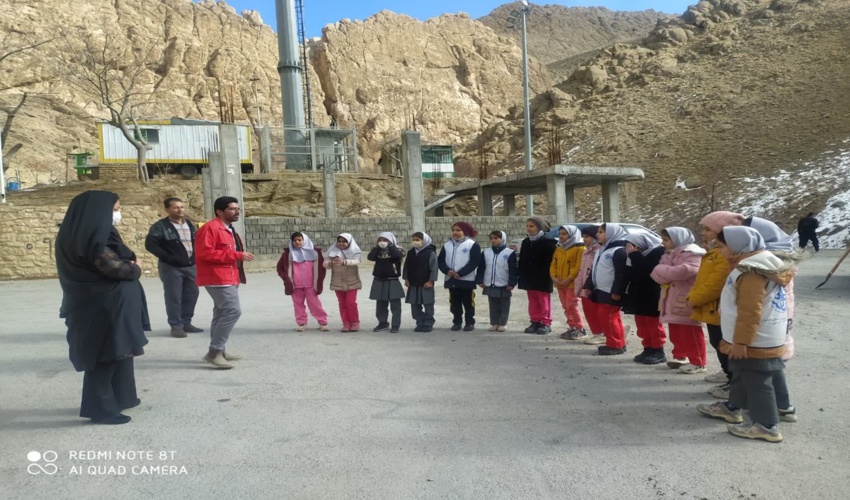 کاشت نهال توسط دانش آموزانی سمیرمی به مناسبت سالگرد پیروی انقلاب