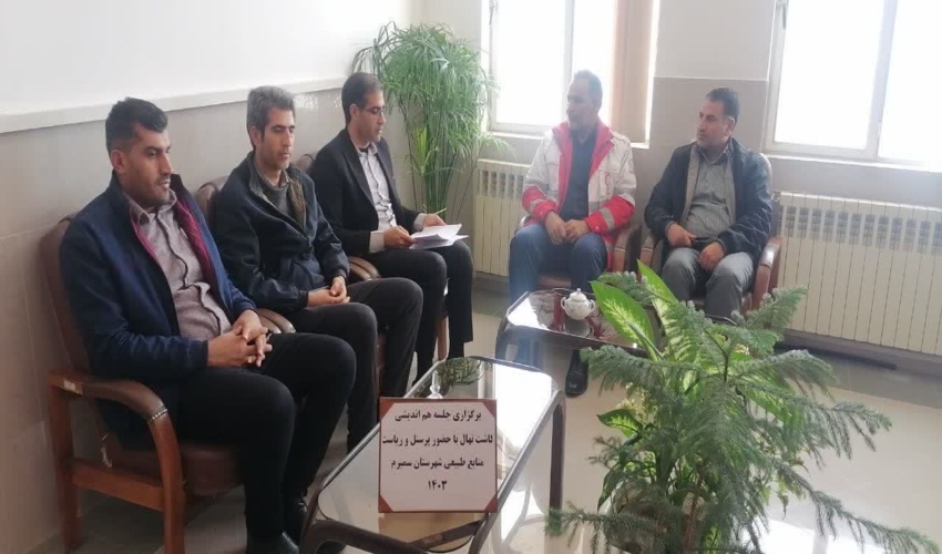 هلال احمر سمیرم پای کار درختکاری می آیند