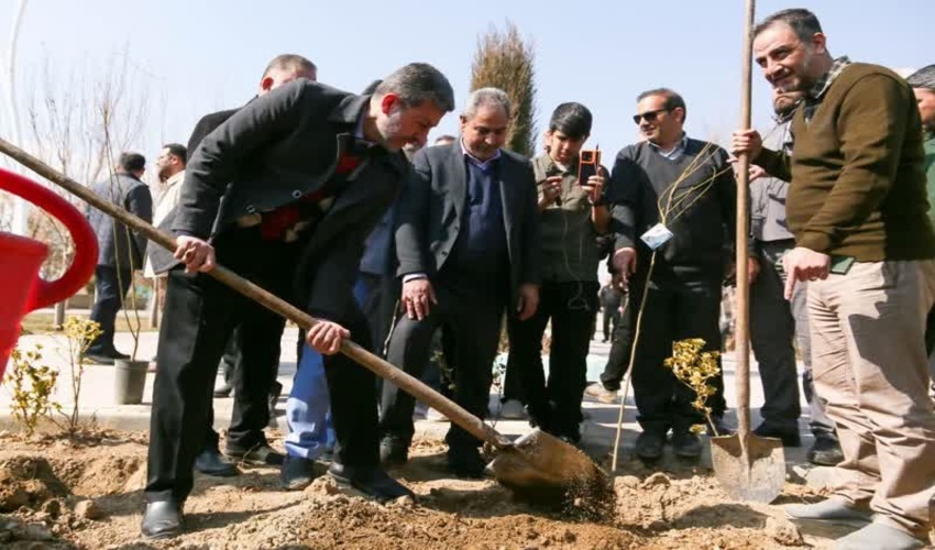 استاندار اصفهان در فلاورجان نهال کاشت