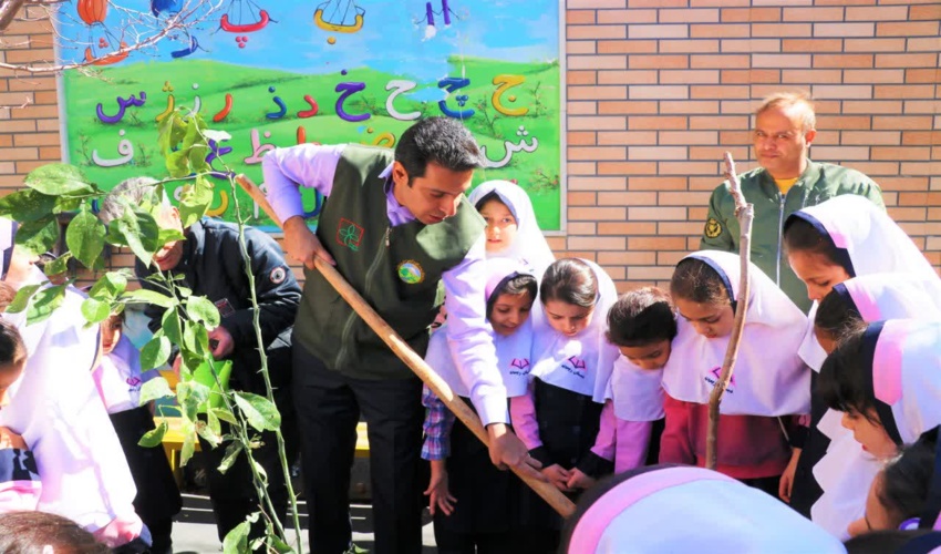 کاشت نهال توسط همیاران طبیعت امروز و سازندگان ایران آباد فردا