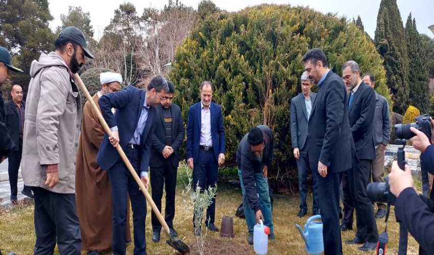 کاشت نهال توسط استاندار اصفهان در روز درختکاری و آغاز هفته منابع طبیعی