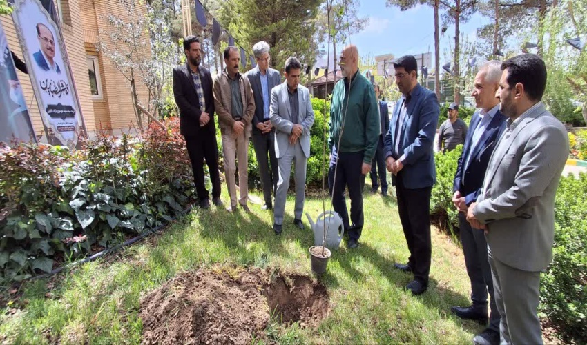 کاشت نهال توسط معاون هماهنگی  امور اقتصادی استانداری اصفهان به یاد شهدای منابع طبیعی کشور