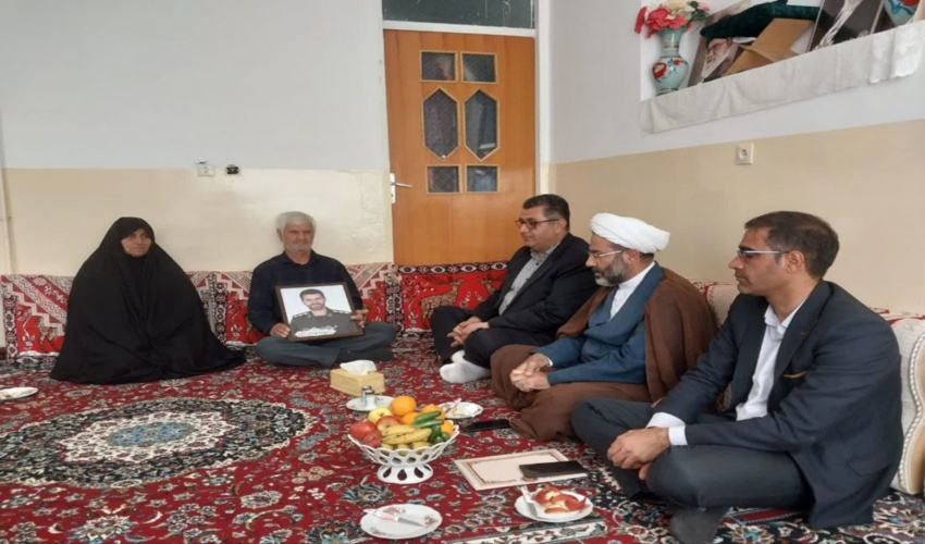 دیدار با خانواده شهید مدافع امنیت در شهرستان سمیرم