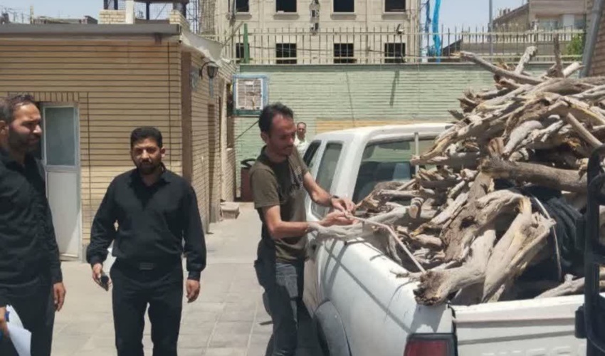 توقیف خودروی حامل چوب قاچاق در کاشان