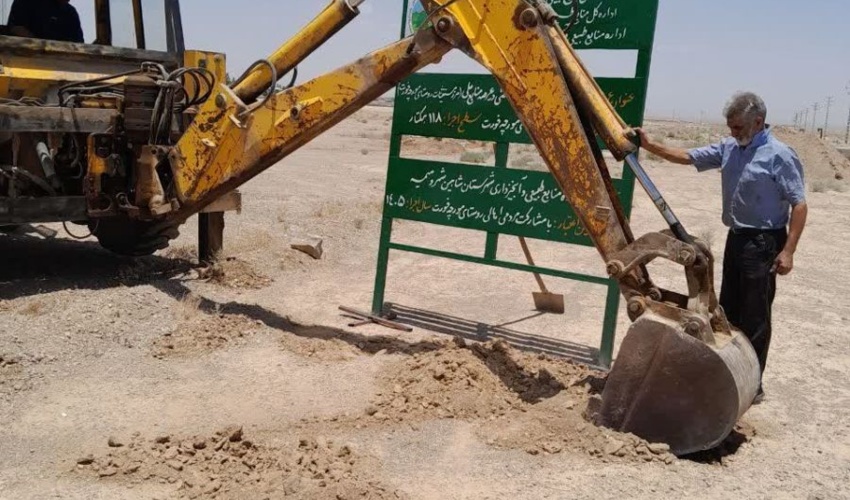 نصب تابلوی پروژه کمربند حفاظتی روستای مورچه‌خورت