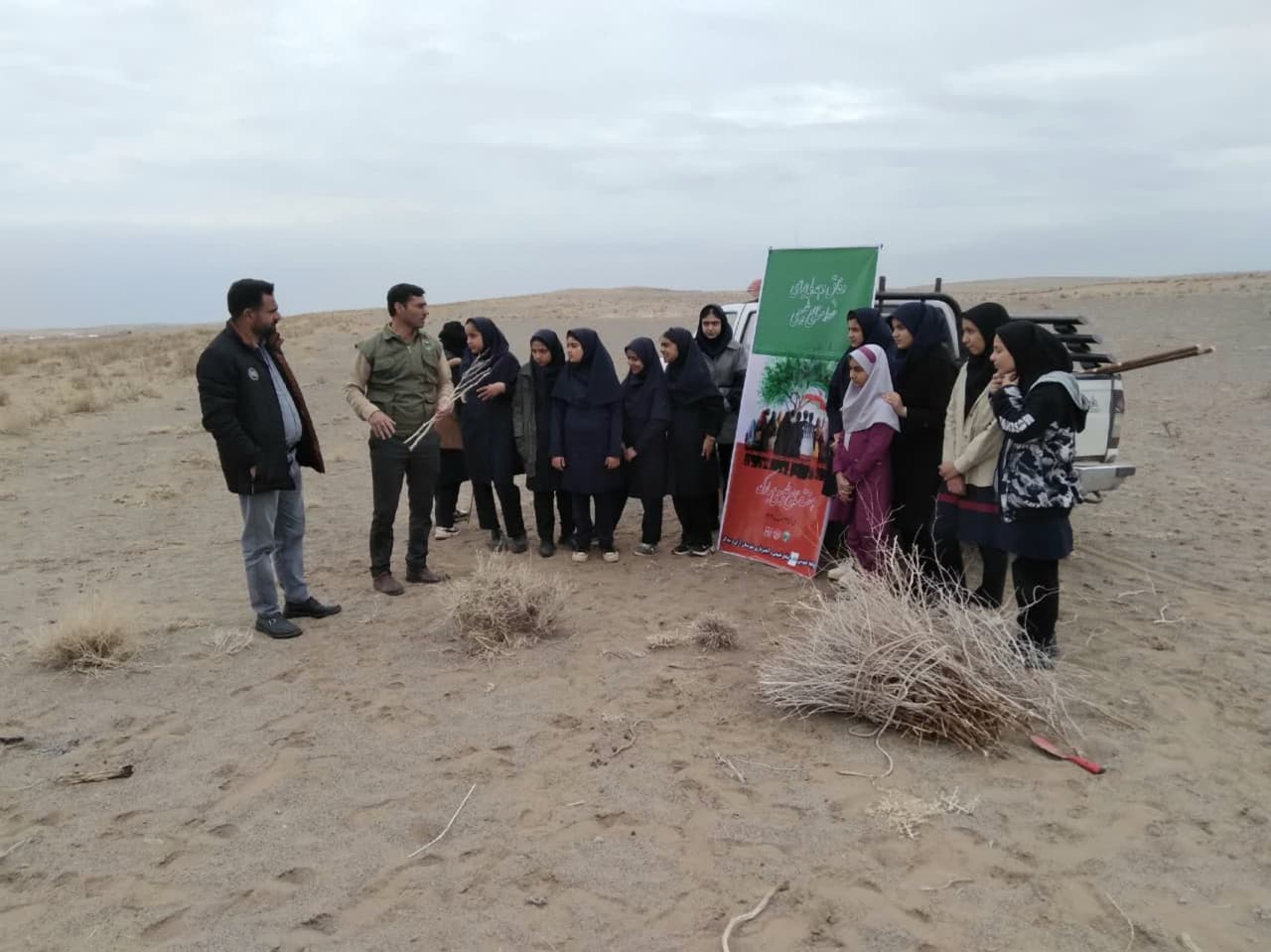 آران و بیدگلی ها به یاد تک درخت چاه عروس کویر ابوزید آباد نهال کاشتند