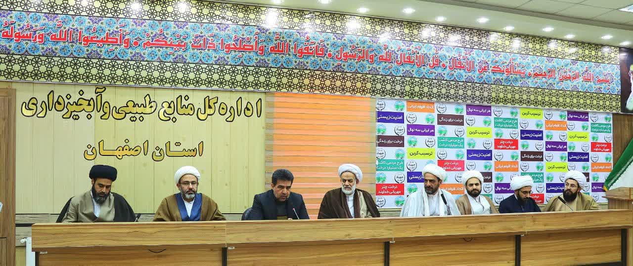 نهالکاری و پاسداشت منابع طبیعی در روز آموزه های دینی با حضور ائمه جمعه اصفهان